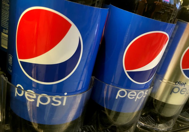 © Reuters. Pepsi bottles are seen lined up at a store in New York, U.S. July 5, 2016. REUTERS/Shannon Stapleton/File photo