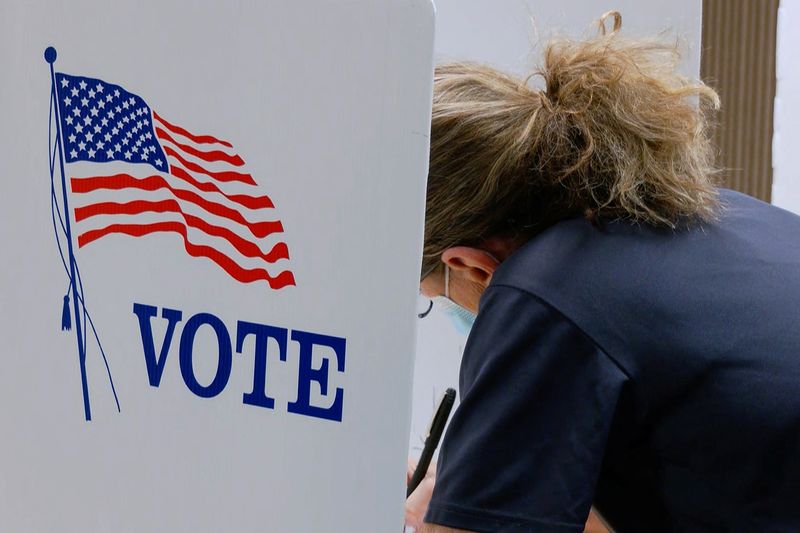 © Reuters. A voter marks a ballot during the primary election and abortion referendum at a Wyandotte County polling station in Kansas City, Kansas, U.S. August 2, 2022.  REUTERS/Eric Cox/File Photo