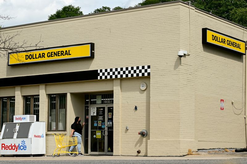 © Reuters. FILE PHOTO: A person enters a Dollar General store in Mount Rainier, Maryland, U.S., June 1, 2021. REUTERS/Erin Scott/File Photo