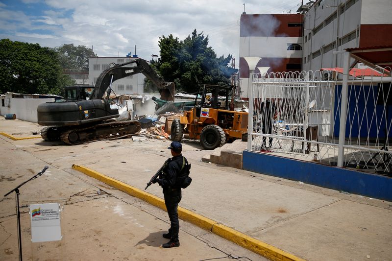 © Reuters. FILE PHOTO: A member of special forces of the Bolivarian National Police is pictured in the Aragua jail as Venezuela's government announced it has completed the first phase of its plan to take back control of its prison system, in Tocoron, Venezuela September 23, 2023. REUTERS/Leonardo Fernandez Viloria/File Photo