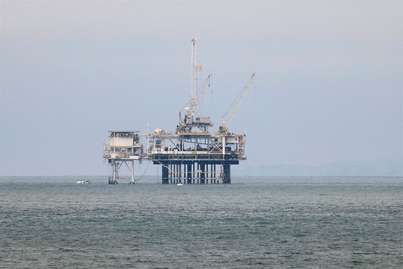 © Reuters. FILE PHOTO: An offshore oil rig platform is photographed in Huntington Beach, California, U.S. July 4, 2024. REUTERS/Etienne Laurent/File Photo