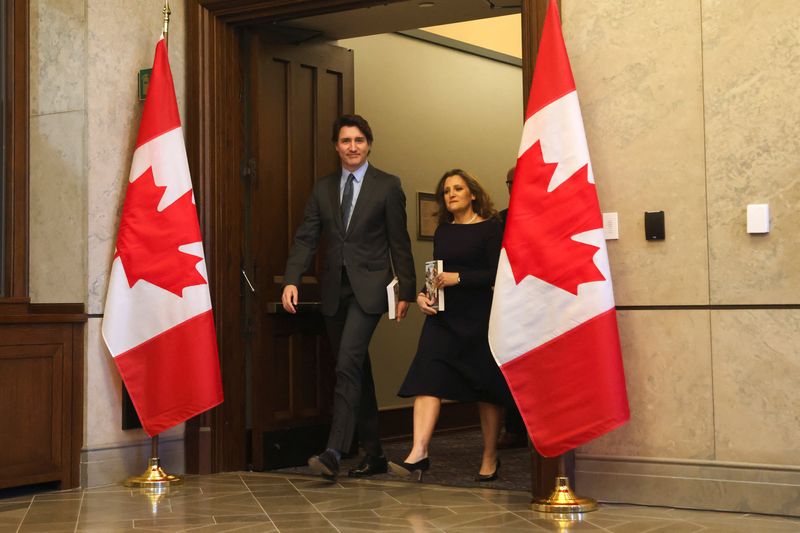 © Reuters. FILE PHOTO: Canada's Prime Minister Justin Trudeau and Finance Minister Chrystia Freeland arrive to pose for a picture holding the 2024-25 budget, on Parliament Hill in Ottawa, Ontario, Canada, April 16, 2024.  REUTERS/Patrick Doyle /File Photo