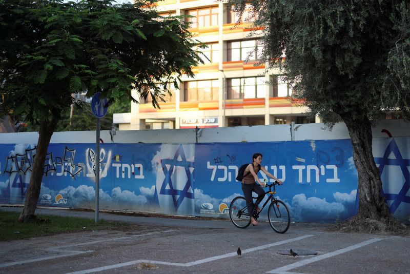 © Reuters. Mulher de bicicleta passa por um painel com a bandeira israelense e um slogan em apoio aos reféns sequestrados durante o ataque mortal de 7 de outubro, em Tel Aviv
11/07/2024
REUTERS/Eloisa Lopez