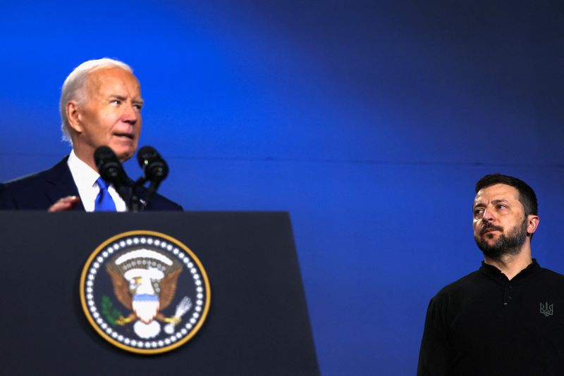 &copy; Reuters. Zelenskiy ouve Biden em reunião às margens de cúpula da Otann11/07/2024nREUTERS/Leah Millis