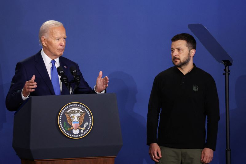 © Reuters. Ukraine's President Volodymyr Zelenskiy listens to U.S. President Joe Biden speak at a Ukraine Compact meeting, on the sidelines of the NATO's 75th anniversary summit in Washington, U.S. July 11, 2024. REUTERS/Yves Herman