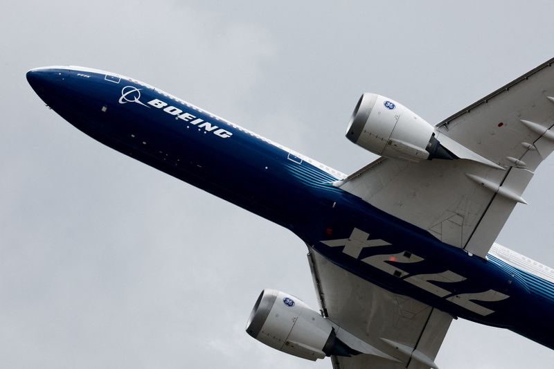 © Reuters. FILE PHOTO: A Boeing 777-9, a variant of the 777X, performs a flying display at the 54th International Paris Airshow at Le Bourget Airport near Paris, France, June 20, 2023. REUTERS/Benoit Tessier/File Photo