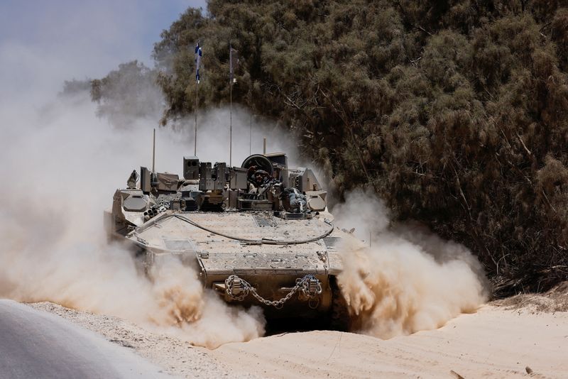 © Reuters. FILE PHOTO: An Israeli military vehicle manoeuvres near the Israel-Gaza border, amid the Israel-Hamas conflict, in Israel, July 10, 2024. REUTERS/Amir Cohen/File Photo