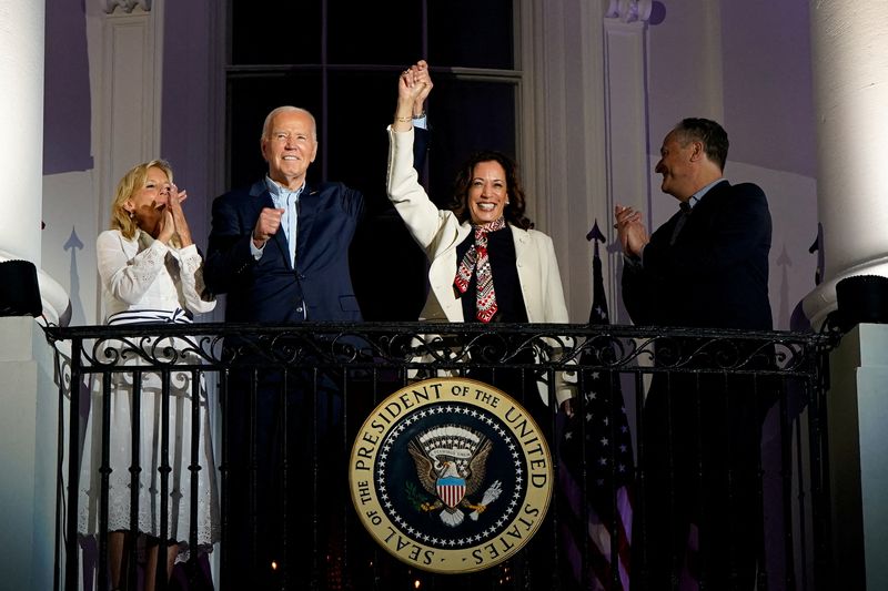 &copy; Reuters. Biden e Kamala participam das comemorações do Dia da Independência na Casa Brancan04/07/2024nREUTERS/Elizabeth Frantz