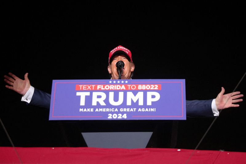 &copy; Reuters. O candidato presidencial republicano e ex-presidente dos EUA, Trump, realiza comício de campanha em Doral, Flóridan09/07/2024nREUTERS/Brian Snyder