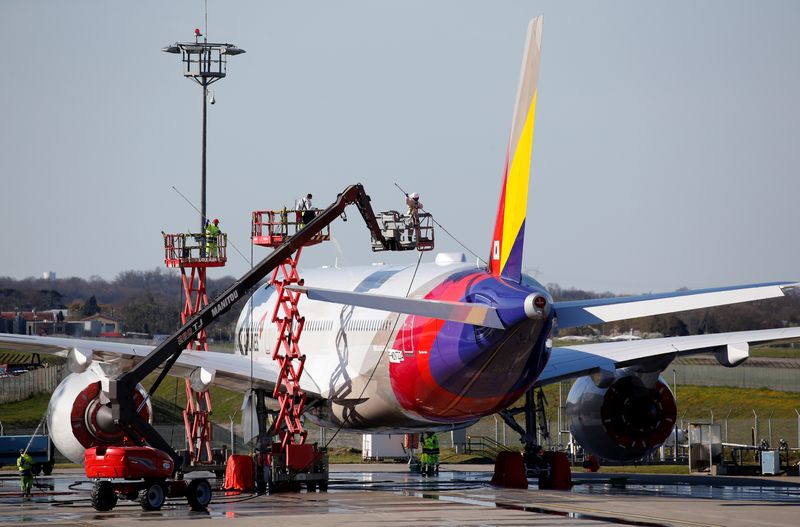 © Reuters. FILE PHOTO: An Asiana Airlines Airbus A350-900 is seen at the Airbus delivery center in Colomiers near Toulouse, France, March 20, 2019. REUTERS/Regis Duvignau/File Photo