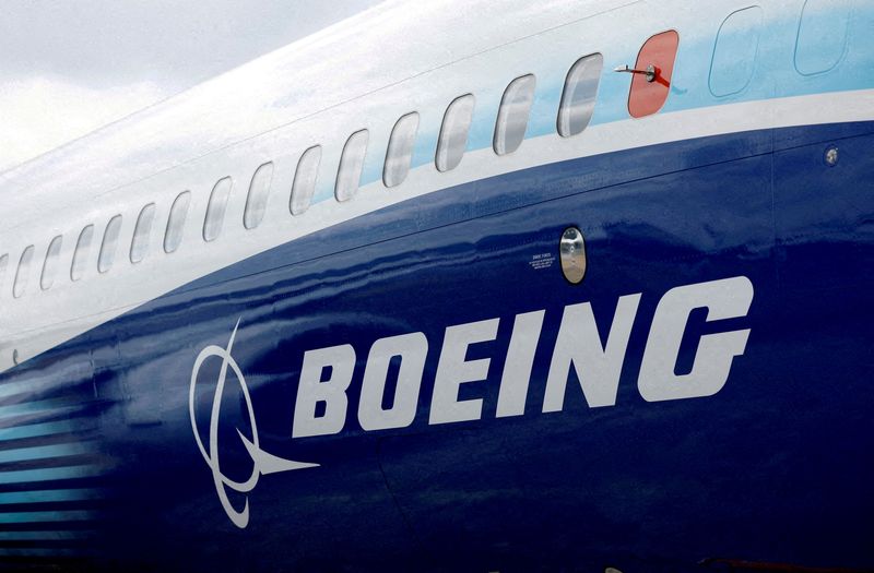 © Reuters. ẢNH TẬP TIN: Logo Boeing được nhìn thấy trên thân máy bay Boeing 737 MAX tại Triển lãm hàng không quốc tế Farnborough, ở Farnborough, Anh, ngày 20 tháng 7 năm 2022. REUTERS/Peter Cziborra/Ảnh tập tin