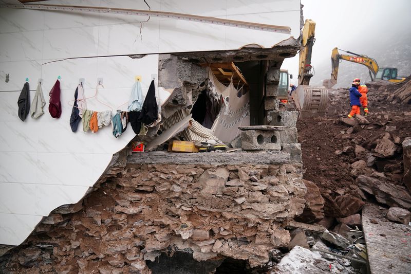 &copy; Reuters. Rescue workers search for survivors near a damaged house after a landslide hit Liangshui village in Zhenxiong county of Zhaotong, Yunnan province, China January 23, 2024. cnsphoto via REUTERS/ File Photo