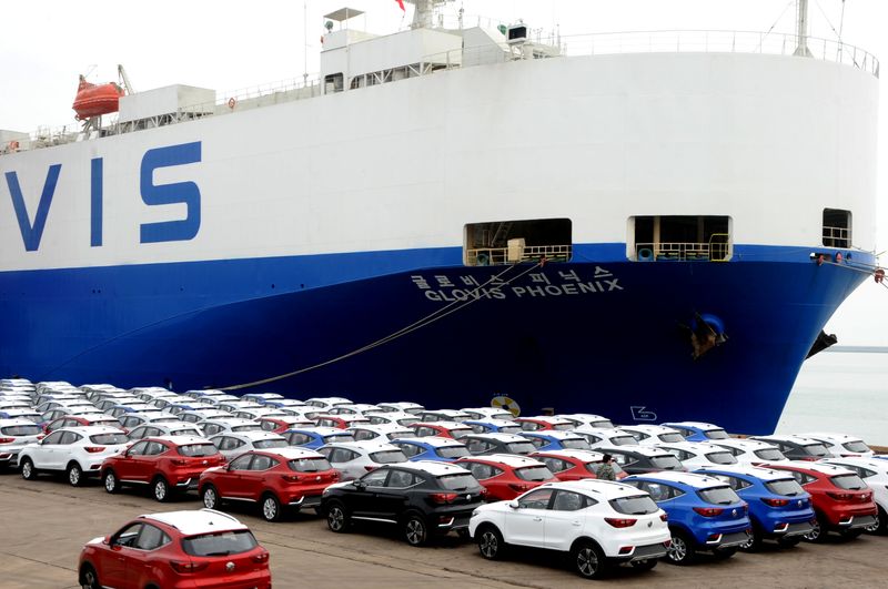 &copy; Reuters. FILE PHOTO: Cars waiting to be exported are seen by a shipping vessel at a port in Lianyungang, Jiangsu province, China May 27, 2018. REUTERS/Stringer/File Photo