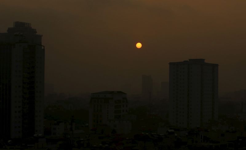 &copy; Reuters. FILE PHOTO: The sun rises over Hanoi's skyline, Vietnam September 29, 2015. REUTERS/Kham/File Photo