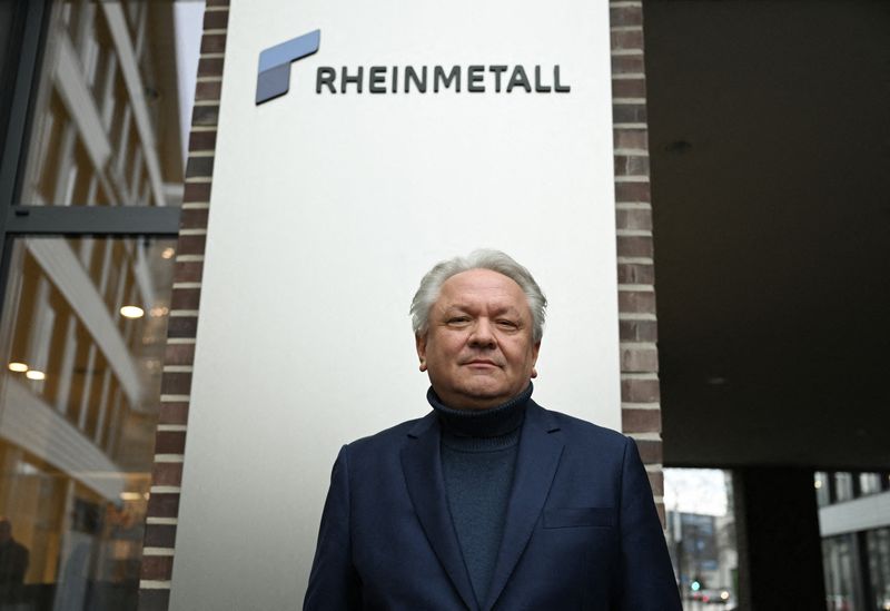 &copy; Reuters. Armin Papperger, Ceo del gruppo tedesco di difesa e automotive Rheinmetall AG, posa davanti al logo e alla sede della società dopo un'intervista a Reuters a Dusseldorf, Germania, il 27 gennaio 2023. REUTERS/Jana Rodenbusch/File Photo