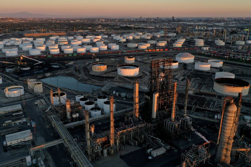 © Reuters. FILE PHOTO: A view of the Phillips 66 Company's Los Angeles Refinery (foreground), which processes domestic & imported crude oil into gasoline, aviation and diesel fuels, and storage tanks for refined petroleum products at the Kinder Morgan Carson Terminal (background), at sunset in Carson, California, U.S., March 11, 2022. REUTERS/Bing Guan/File Photo