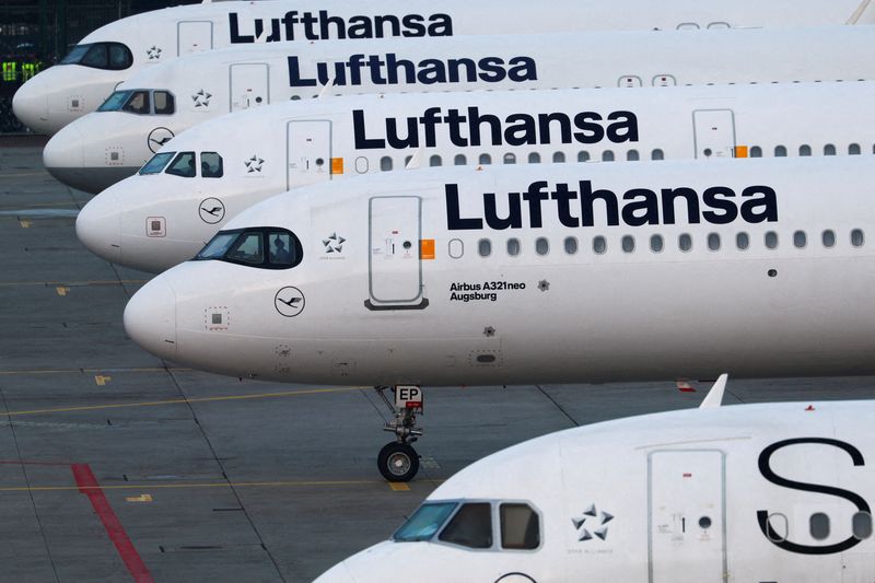 © Reuters. FILE PHOTO: Lufthansa planes stand parked as Frankfurt airport is closed to passengers with planned departures due to a strike organised by Verdi union, in Frankfurt, Germany, March 7, 2024. REUTERS/ Kai Pfaffenbach//File Photo