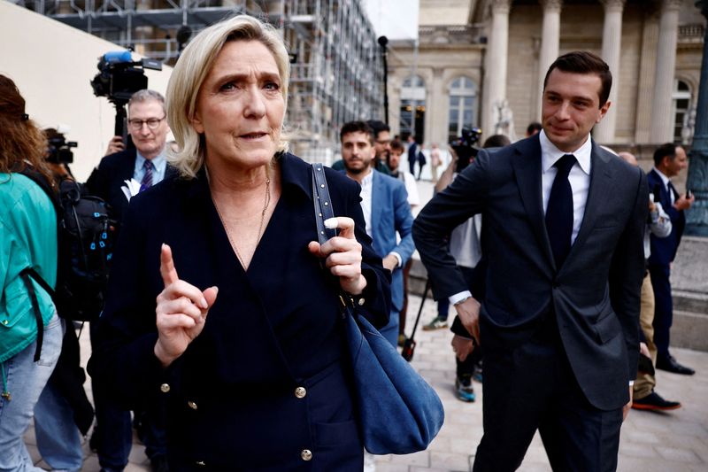 © Reuters.  France's far-right leader Marine Le Pen, a member of parliament from the Rassemblement National party (National Rally - RN) and the party's President Jordan Bardella, walk in the National Assembly in Paris after the second round of early French parliamentary elections, France, July 10, 2024. REUTERS /Yara Nardi/File Photo