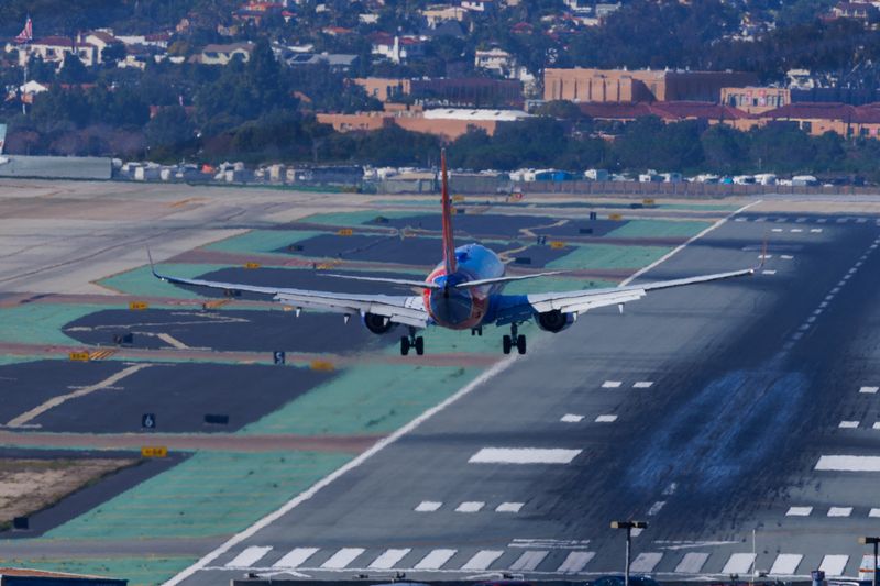 © Reuters. A Southwest commercial airplane approaches to land in San Diego, California, U.S., January 18. 2024.  REUTERS/Mike Blake/File Photo