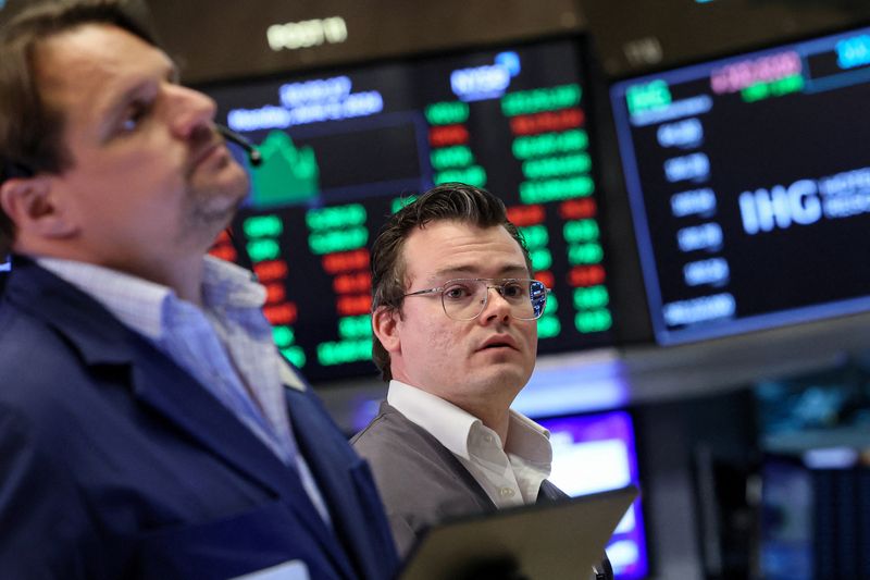 © Reuters. Traders work on the floor at the New York Stock Exchange (NYSE) in New York City, U.S., June 3, 2024.  REUTERS/Brendan McDermid/File Photo