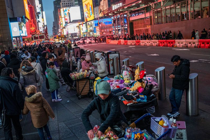 © Reuters. People display merchandise for pedestrians around Times Square, in New York, U.S., December 25, 2023. REUTERS/Eduardo Munoz/File Photo