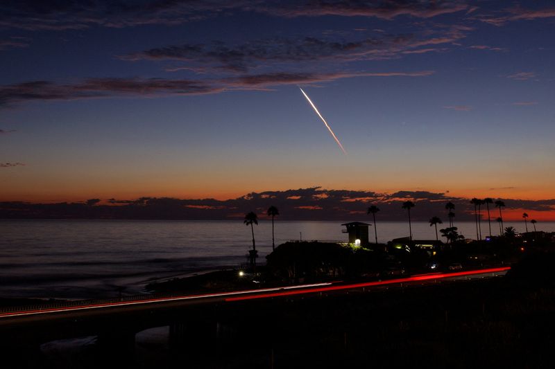 © Reuters. FILE PHOTO: An evening launch of a SpaceX Falcon 9 rocket carrying 20 Starlink V2 Mini satellites, from Space Launch Complex at Vandenberg Space Force Base is seen over the Pacific Ocean from Encinitas, California, U.S., June 23, 2024. REUTERS/Mike Blake/File Photo