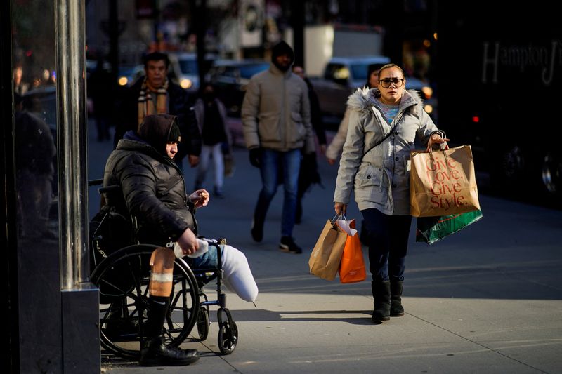 &copy; Reuters. Mulher carrega sacolas de compras em Nova Yorkn21/12/2022. REUTERS/Eduardo Munoz/File Photo