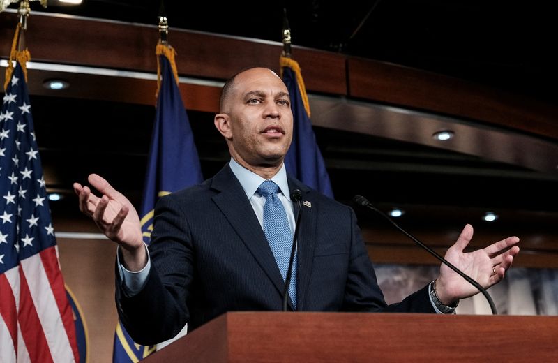 © Reuters. U.S. House of Representatives Democratic Leader Hakeem Jeffries (D-NY) gives his weekly press conference at the U.S. Capitol building in Washington, U.S., April 11, 2024. REUTERS/Michael A. McCoy/File Photo