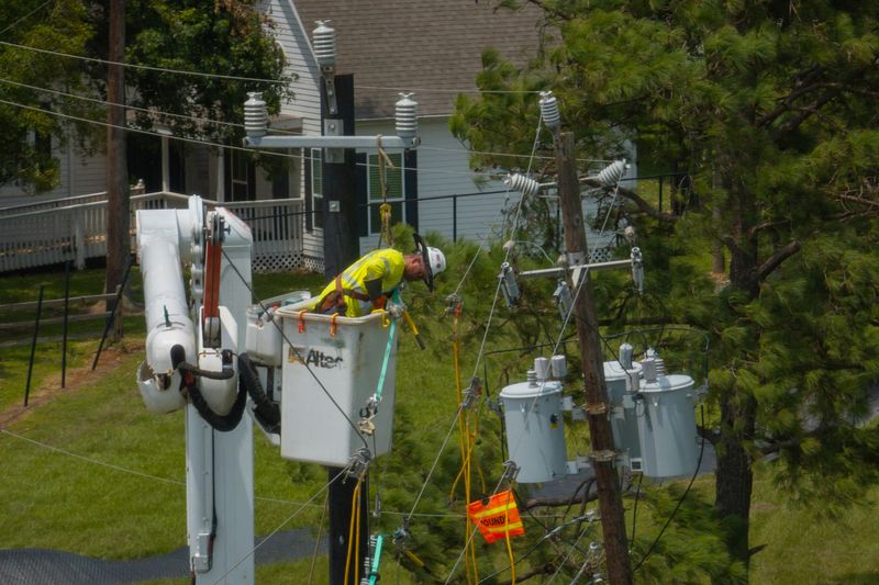 © Reuters. A worker repairs power lines in the aftermath of Hurricane Beryl in Seabrook, Texas, U.S., July 11, 2024.  REUTERS/Adrees Latif