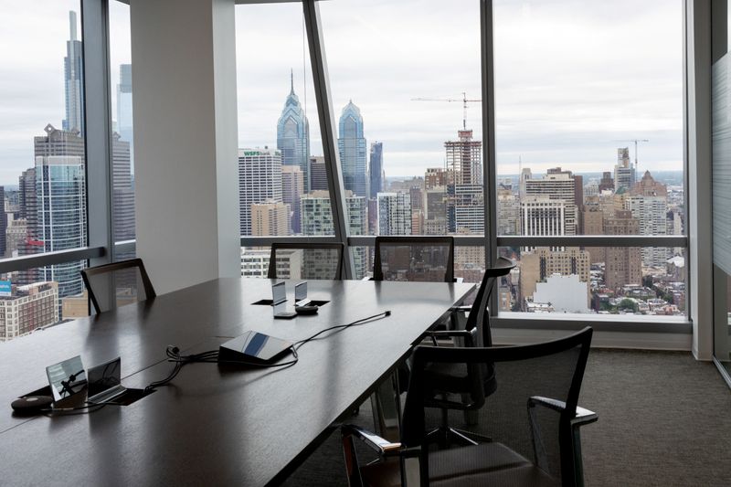 © Reuters. An empty conference room is seen in Philadelphia, Pennsylvania, U.S., June 14, 2021. REUTERS/Hannah Beier
 