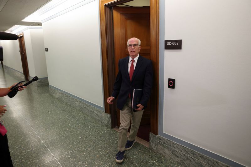 © Reuters. U.S. Sen. Peter Welch (D-VT) walks as he speaks to reporters amid calls for President Biden to end his campaign, on Capitol Hill in Washington, U.S., July 11, 2024. REUTERS/Kevin Mohatt