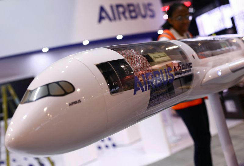 &copy; Reuters. Modelo de avião da Airbus em centro de exibição antes do Cingapura Airshown18/2/2024 REUTERS/Edgar Su/Arquivo