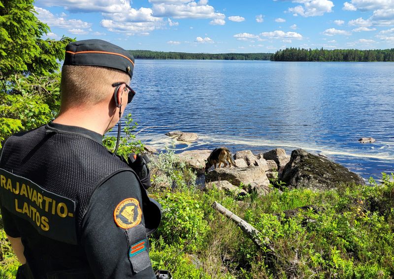 © Reuters. Guarda de fronteira finlandês patrulha fronteira entre a Finlândia e a Rússia
05/06/2024
REUTERS/Anne Kauranen