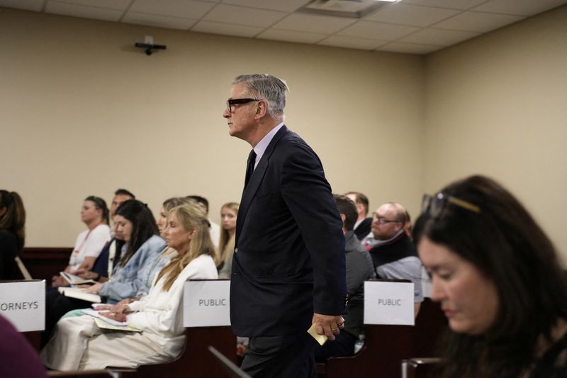 &copy; Reuters. US actor Alec Baldwin returns to the courtroom following a break in his trial for involuntary manslaughter at Santa Fe County District Court in Santa Fe, New Mexico, on July 12, 2024. RAMSAY DE GIVE/Pool via REUTERS