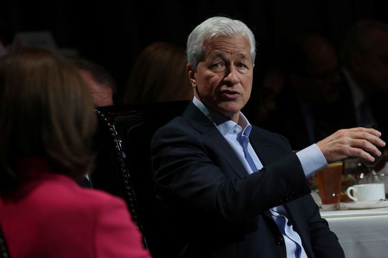 © Reuters. Jamie Dimon, Chairman and Chief Executive officer (CEO) of JPMorgan Chase & Co. (JPM) speaks to the Economic Club of New York in Manhattan in New York City, U.S., April 23, 2024. REUTERS/Mike Segar/File Photo