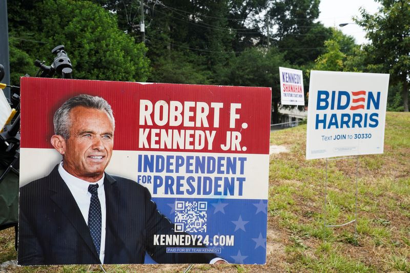 &copy; Reuters. Faixa de apoio ao candidato presidencial independente Robert F. Kennedy Jr. em Atlanta, Georgia, EUAn27/06/2024nREUTERS/Megan Varner