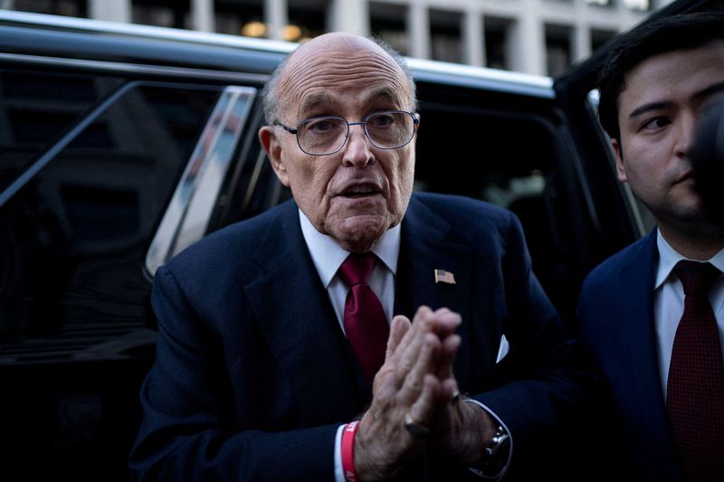 &copy; Reuters. O ex-prefeito de Nova York Rudy Giuliani deixa o Tribunal Distrital dos EUA depois de ser condenado a pagar 148 milhões de dóalres em caso de difamação em Washington, EUAn15/12/2023nREUTERS/Bonnie Cash