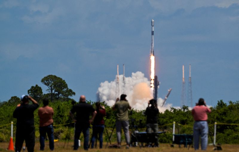 &copy; Reuters. Um foguete SpaceX Falcon 9 é lançado, transportando 23 satélites Starlink para a órbita baixa da Terran06/05/2024nREUTERS/Steve Nesius