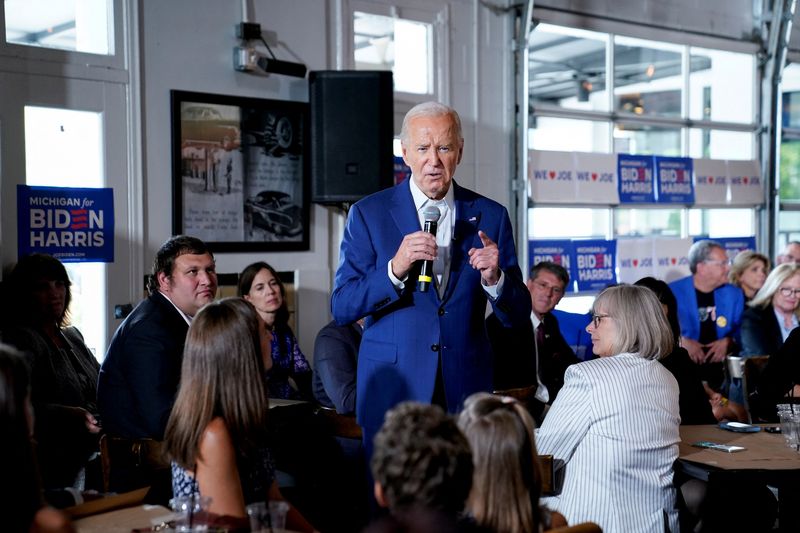 © Reuters. U.S. President Joe Biden speaks as he visits Garage Grill and Fuel Bar in Northville, Michigan, U.S., July 12, 2024. REUTERS/Elizabeth Frantz