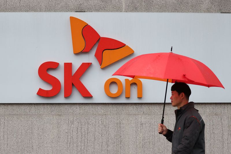 &copy; Reuters. FILE PHOTO: The logo of SK On is pictured at its EV battery factory in Seosan, South Korea, October 19, 2023.  REUTERS/Kim Hong-Ji/File Photo