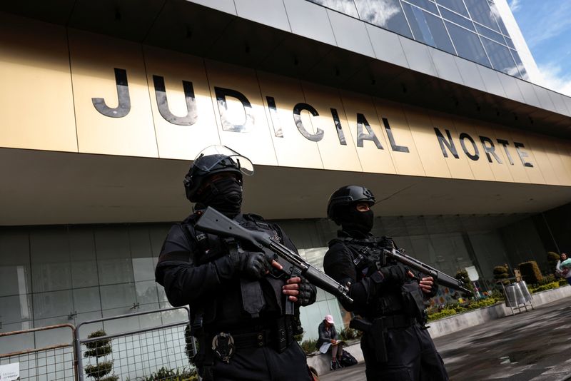 &copy; Reuters. FILE PHOTO: Police officers stand guard as the trial with five people accused of involvement in the assassination of Ecuadorean anti-corruption presidential candidate Fernando Villavicencio is set to begin, in Quito, Ecuador, June 25, 2024. REUTERS/Karen 