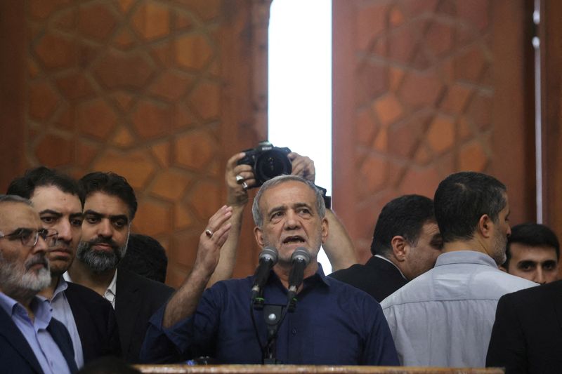 © Reuters. FILE PHOTO: Iran's President-elect Masoud Pezeshkian speaks during a gathering with his supporters at the shrine of Iran's late leader Ayatollah Ruhollah Khomeini, in south of Tehran, Iran July 6, 2024. Majid Asgaripour/WANA (West Asia News Agency) via REUTERS /File Photo