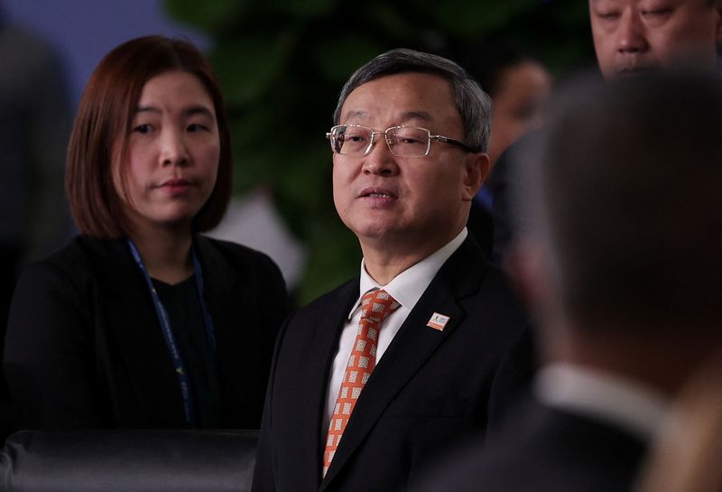 China's vice commerce ministry meets Walmart CEO McLay
