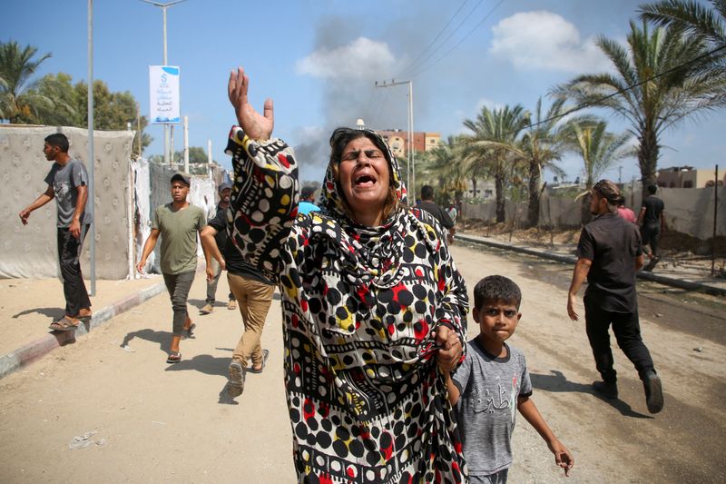 © Reuters. People reacts at the site of what Palestinians say was an Israeli strike at a tent camp in Al-Mawasi area, amid Israel-Hamas conflict, in Khan Younis in the southern Gaza Strip July 13, 2024. REUTERS/Hatem Khaled