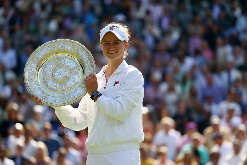 © Reuters. Tennis - Wimbledon - All England Lawn Tennis and Croquet Club, London, Britain - July 13, 2024 Czech Republic's Barbora Krejcikova poses with the Venus Rosewater Dish trophy after winning the final against Italy's Jasmine Paolini REUTERS/Hannah Mckay