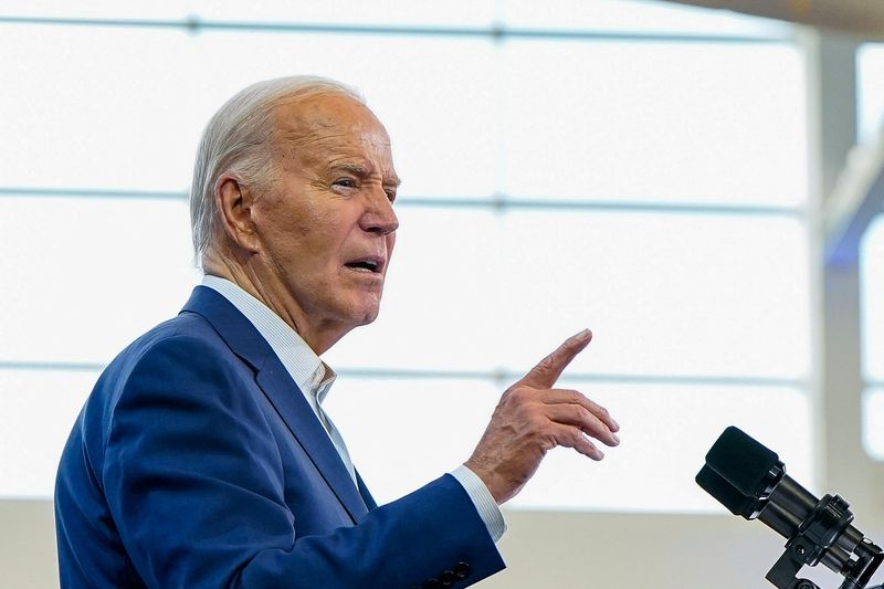 &copy; Reuters. U.S. President Joe Biden gestures as he speaks during a campaign event at Renaissance High School in Detroit, Michigan, U.S., July 12, 2024. Reuters/Elizabeth Frantz