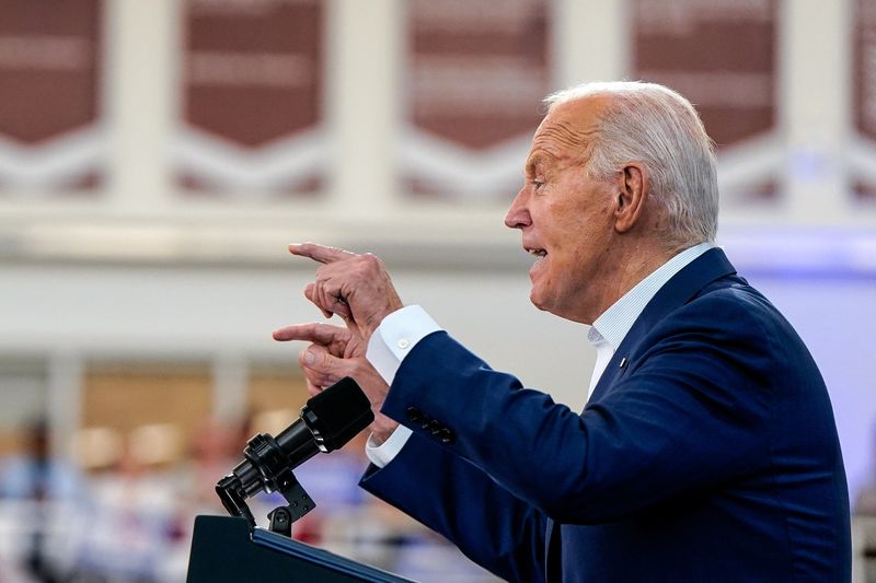 &copy; Reuters. U.S. President Joe Biden gestures as he speaks during a campaign event at Renaissance High School in Detroit, Michigan, U.S., July 12, 2024. Reuters/Elizabeth Frantz