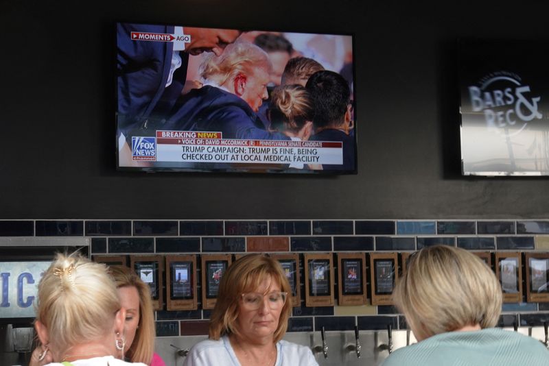 © Reuters. A television in a restaurant shows the news after reports of multiple shots fired and apparent injuries to Republican presidential candidate former U.S. President Donald Trump at his rally in Pennsylvania, outside the site of the 2024 Republican National Convention in Milwaukee, Wisconsin, U.S., July 13, 2024.  REUTERS/Brian Snyder