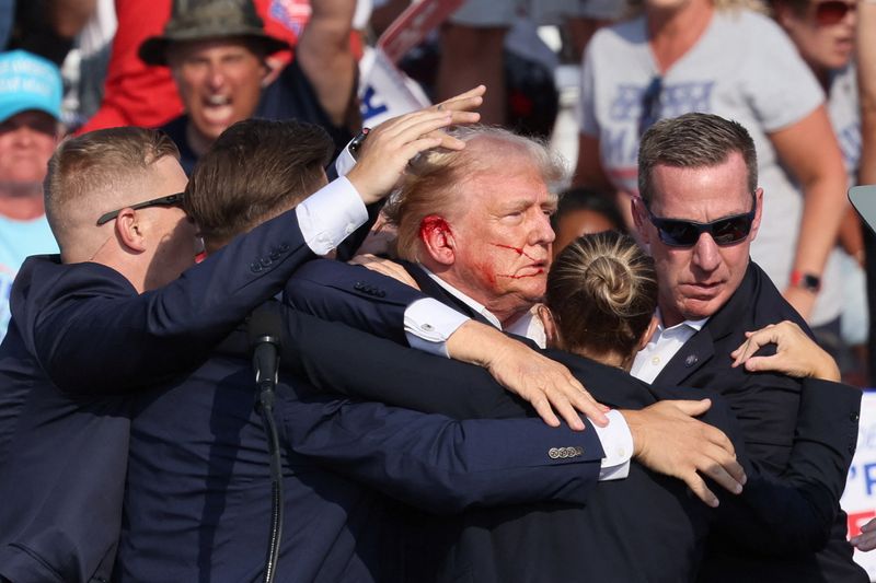 © Reuters. Republican presidential candidate and former U.S. President Donald Trump gestures with a bloodied face as multiple shots rang out during a campaign rally at the Butler Farm Show in Butler, Pennsylvania, U.S., July 13, 2024. REUTERS/Brendan McDermid