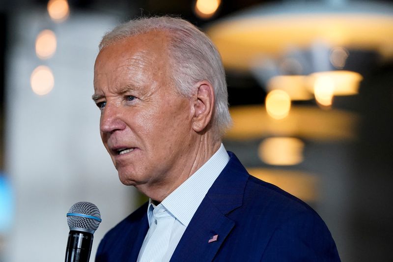 © Reuters. U.S. President Joe Biden speaks as he visits Garage Grill and Fuel Bar in Northville, Michigan, U.S., July 12, 2024. REUTERS/Elizabeth Frantz